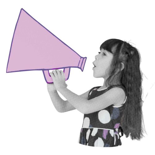 Niña con altavoz